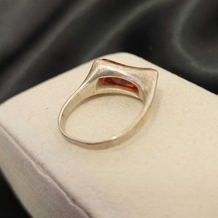 srebrny pierścionek z bursztynem próby 925