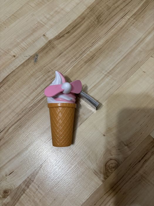 Różowy wentylator na baterie