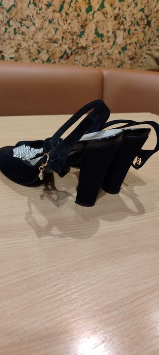 Продам босоніжки