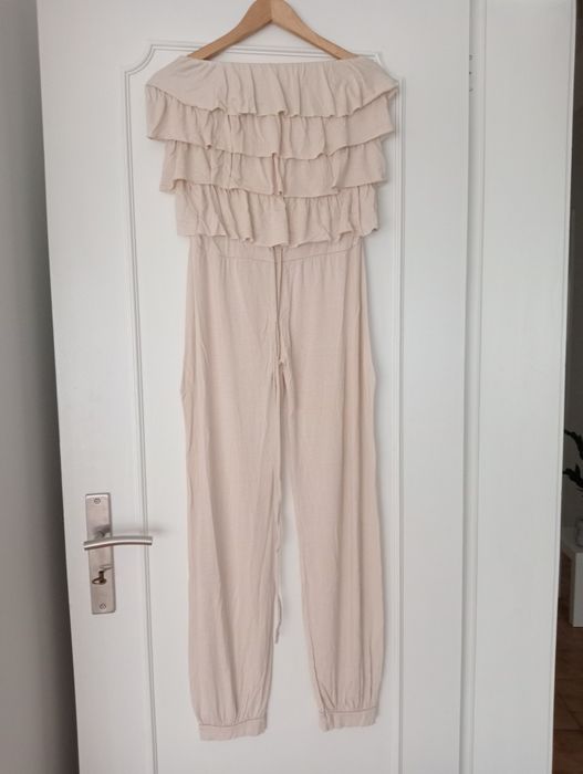 Macacão beje com folhos