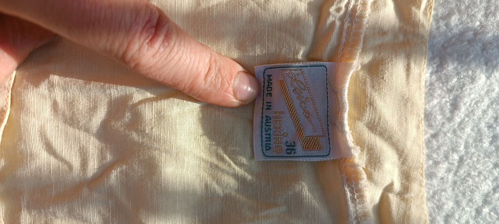 Блузка у трендовому кольорі топленого масла