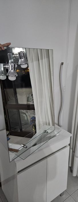 Movel e espelho de casa de banho