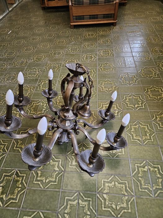 Candeeiro de teto, todo em metal.