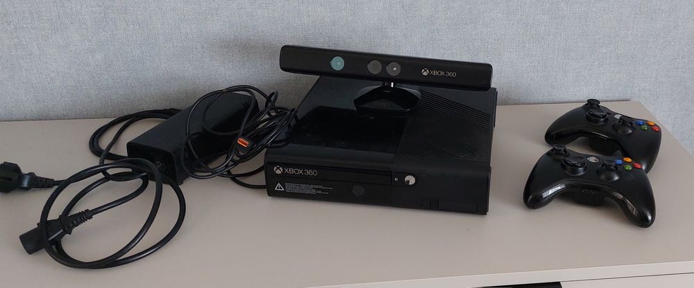 Xbox 360 E з двома джойстиками