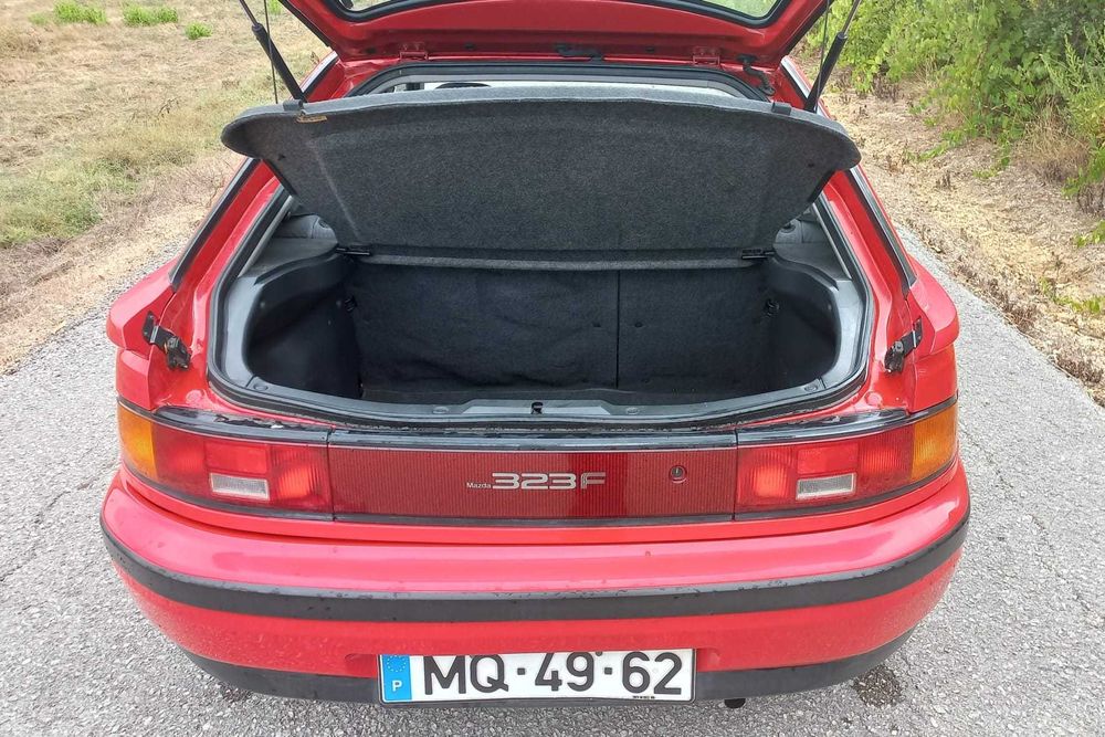 Mazda 323f Vermelho