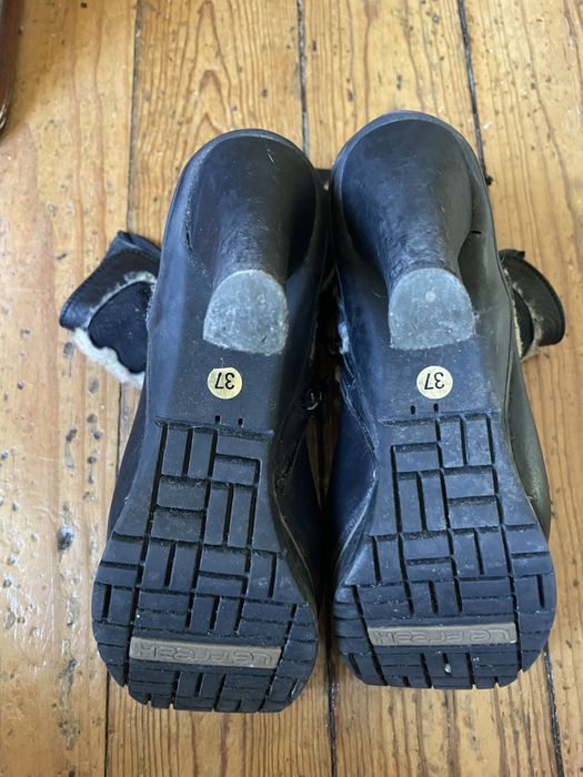 Botas em pele pretas