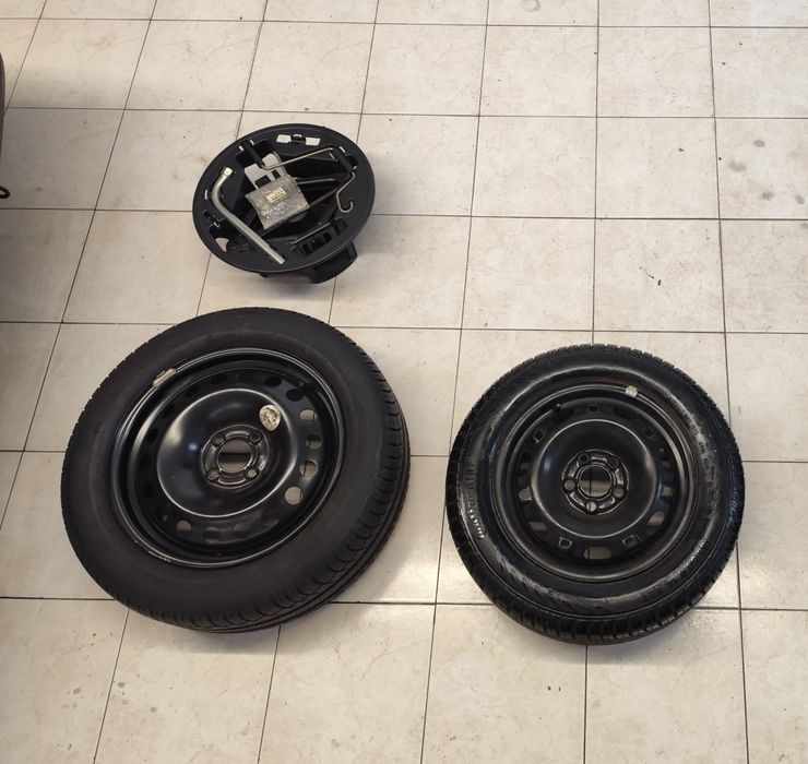 2  Rodas Suplentes  VW  e PSA Completa Com Macaco e Ferramenta