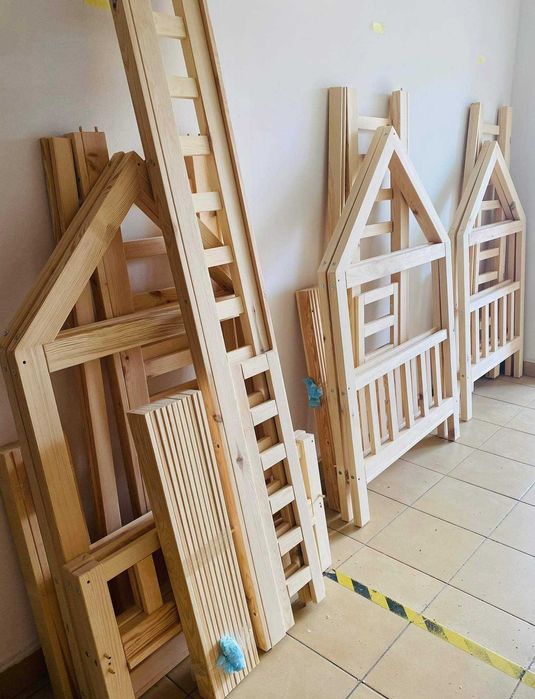 Łóżko dziecięce domek z materacem.