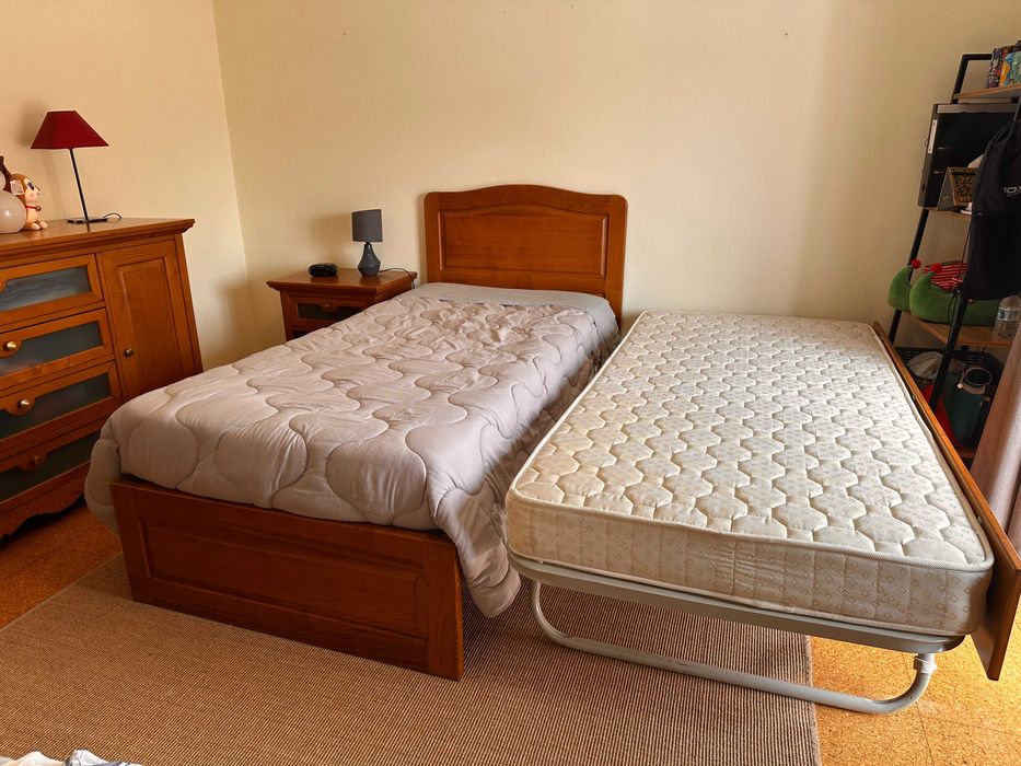 Mobília de quarto solteiro em cerejeira maciça com duas camas COMPLETO