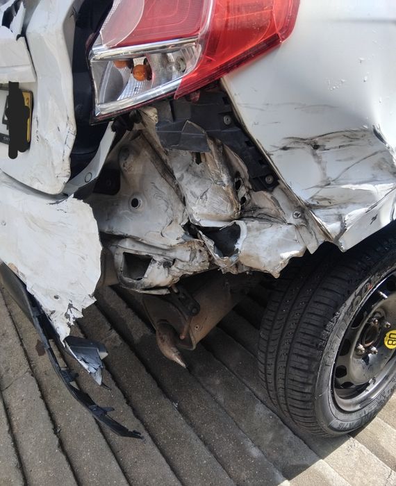 Vendo ford fiesta VI  1.5 tdci de 2013 nacional  acidentado salvado