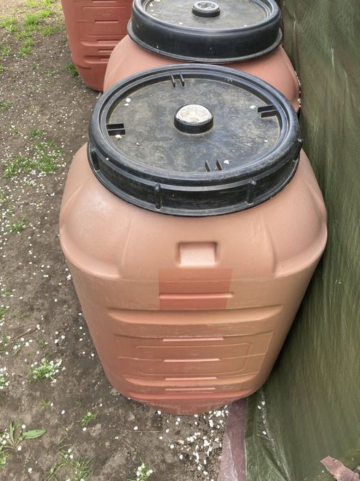 Kwadratowe beczki plastikowe 220L (po spożywce)