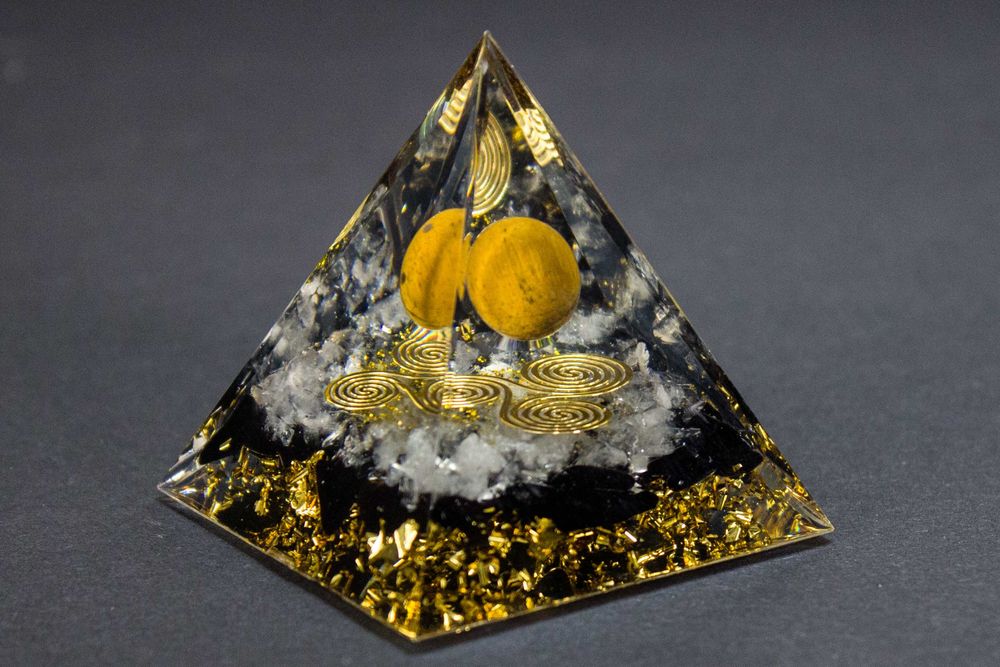 Piramida Orgonit Tygrysie Oko Miedź Kryształ Triskelion Celtycki 5 cm