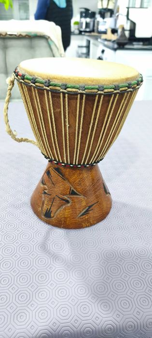 Djembe em madeira maciça