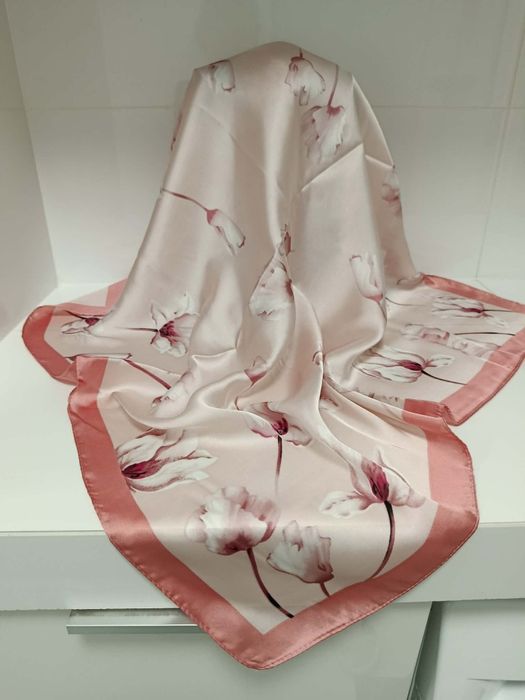 Apaszka z różową magnolią