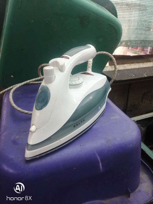 Утюг паровой DELFA