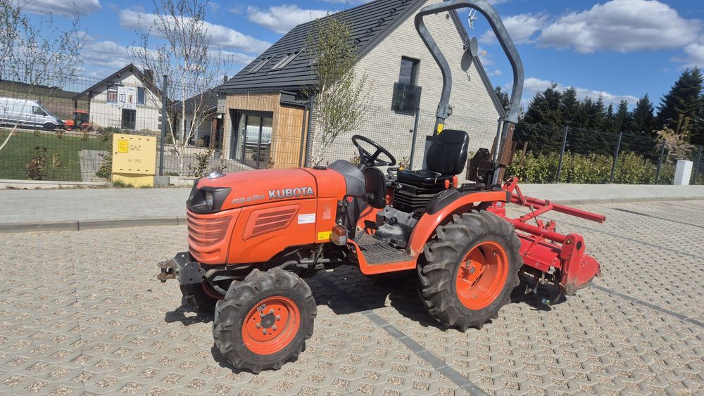 Minitraktorek Kubota R2420 sadowniczy, ogrodniczy, komunalny, glebogryzarka,  widły do palet.