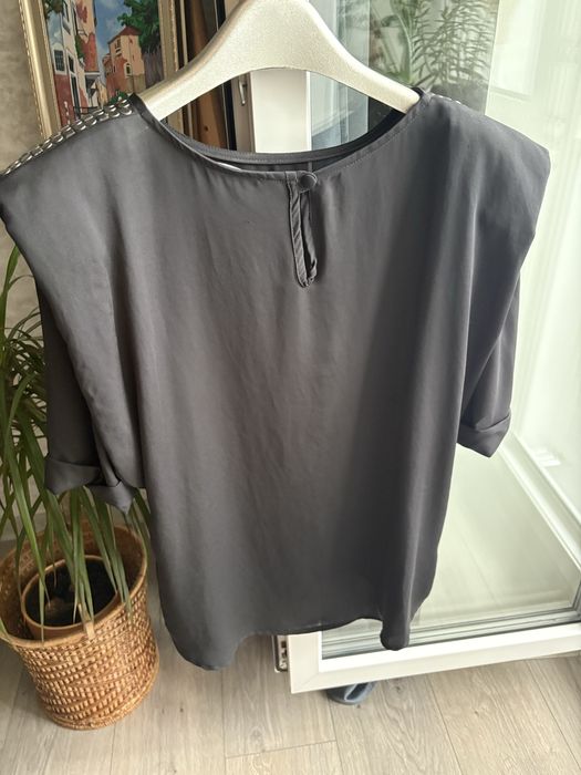 Блуза с акцентными плечами  Италия