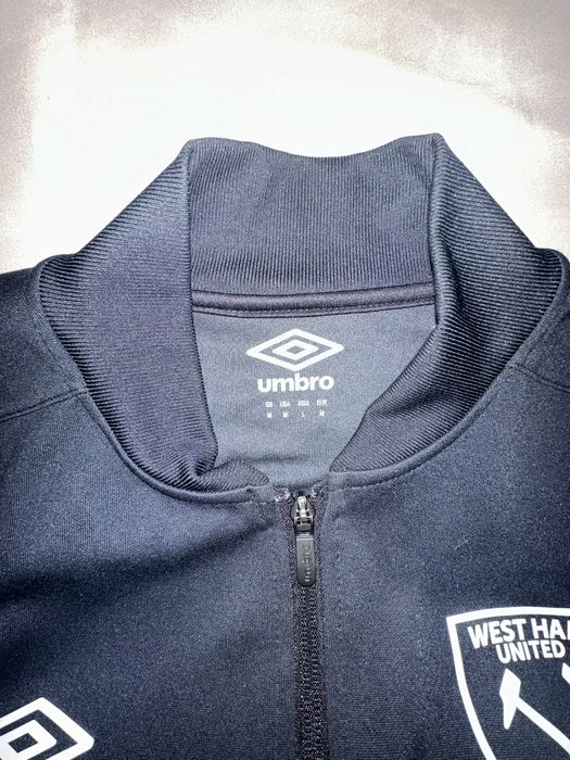Чорна презентаційна куртка umbro west ham united сезону 2023-2024 рокі