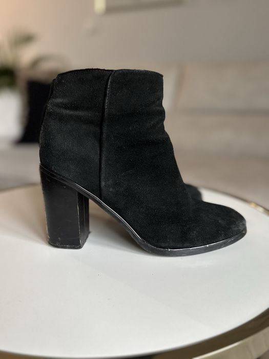 Czarne zamszowe botki na grubym obcasie Reserved 39