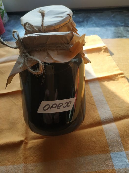 Варенье из зеленых грецких орехов.