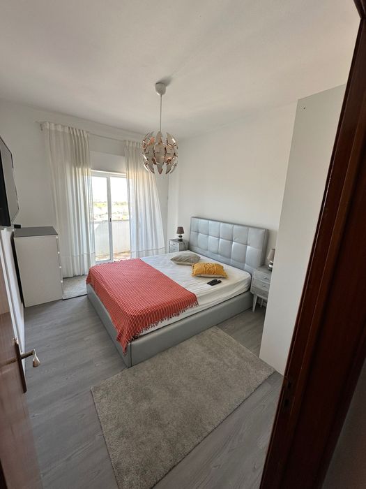 QUARTO C/ VARANDA , para SOLTEIROS H/M , PROX ao comboio Sta iria