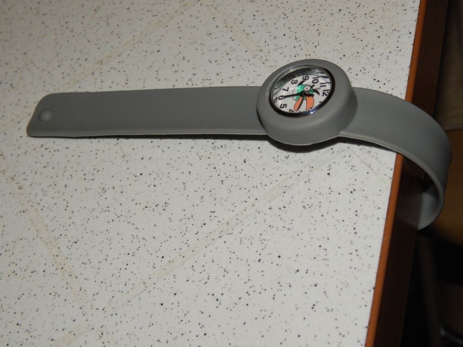 Детские часы с туканом в серой оправе.