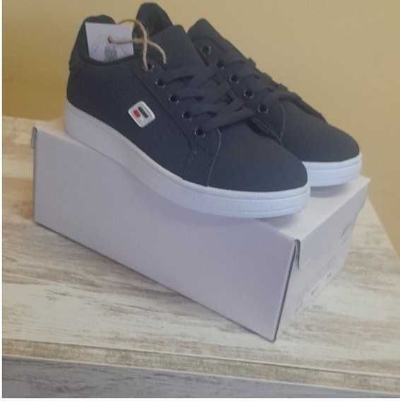 Vendo 40 pares Calçado criança novos