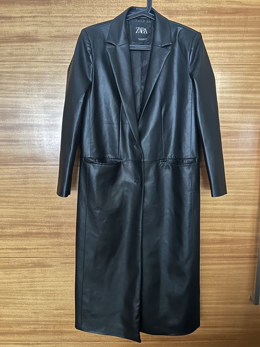 Casaco comprido Zara em polipele efeito couro