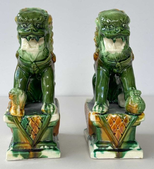 Um excepcional par de Cães de Foo, cerâmica China, Família Verde