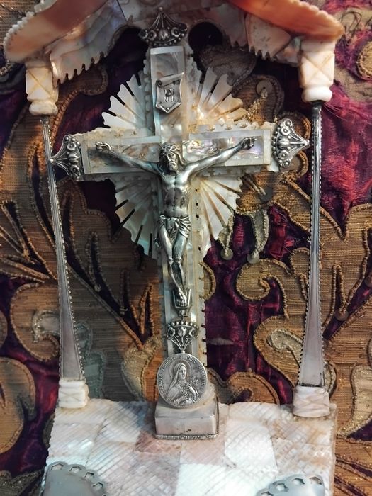 Crucifixo em prata e madrepérola antigo