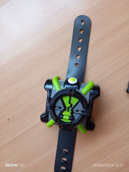 Relógio Ben 10 com 2figuras