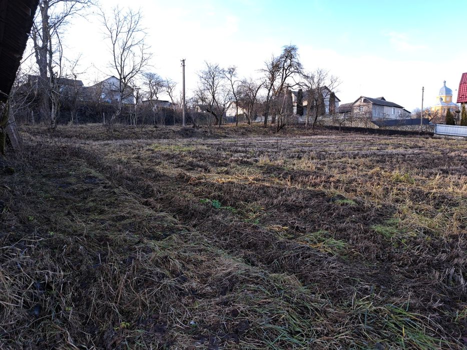 Глиняна хата та господарські будівлі, земельна ділянка під забудову