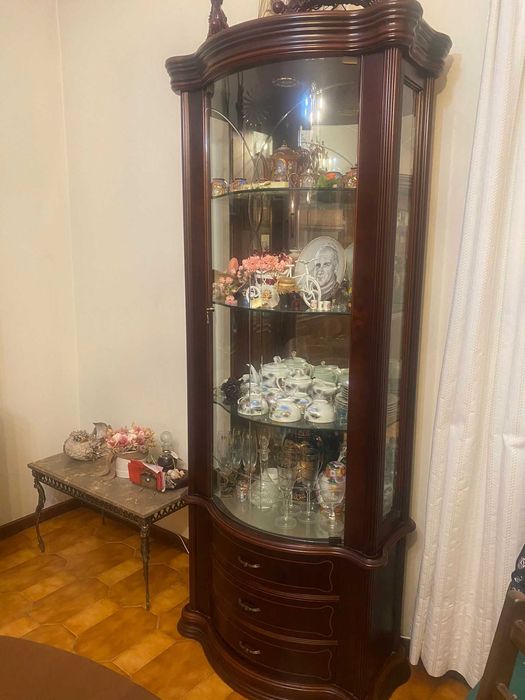 Cristaleira com gavetas