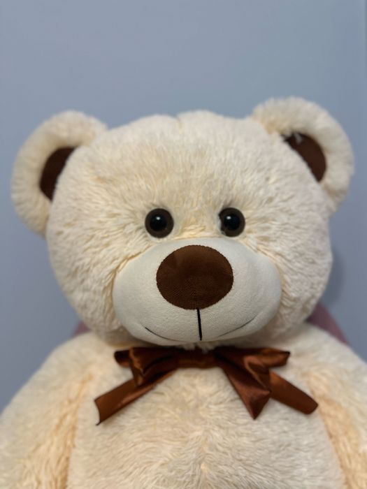 Великий плюшевий ведмедик