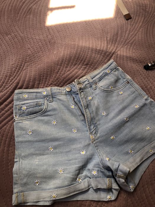 Krótkie szorty z wysokim staniem w stokrotki stradivarius