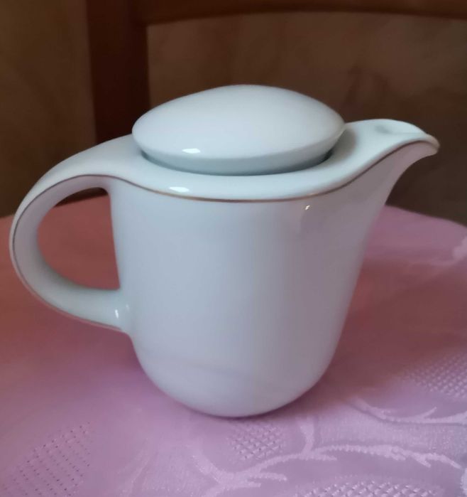 Biały ceramiczny dzbanuszek do kawy, herbaty