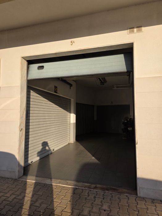 Garagem fechada com portao electrico com comando