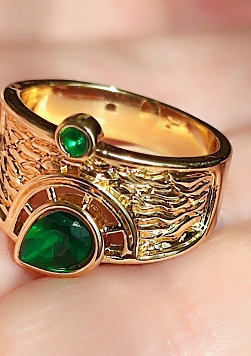 Pierścionek z zielonymi oczkami