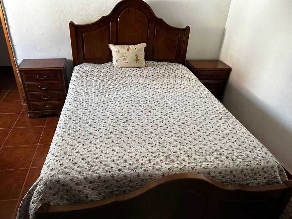 Toucador com armário, roupeiro e armário com espelho + cama casal e 2 mesinhas de cabeceira