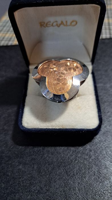 Aneis em prata contrastada.