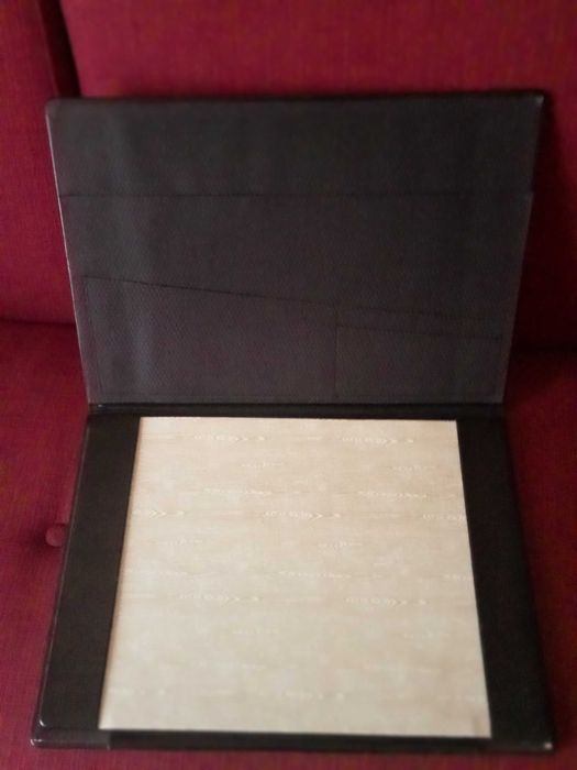 Pasta de secretária em pele preta