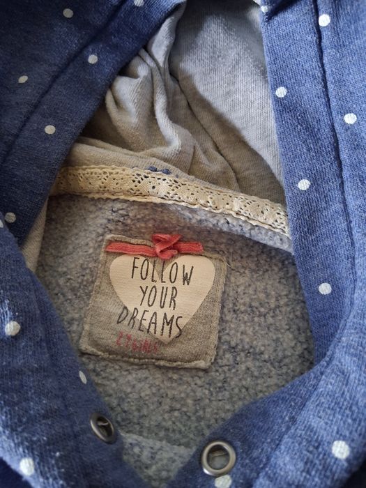 Sweatshirt/moletom curta, com capuz e pelo interior.