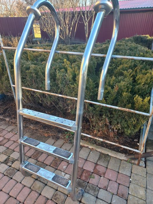 Продам лестніцу.для бассейна.