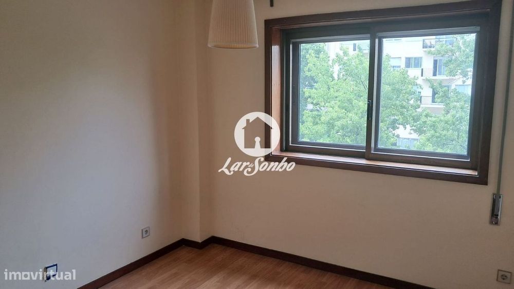 Apartamento T2, na zona da Rua Costa Cabral, junto ao Metro, dispon...