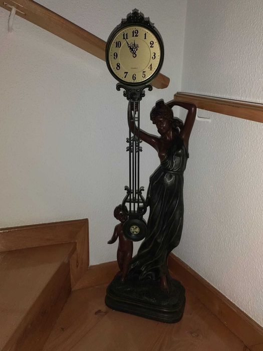 Relógio de deusa com menino