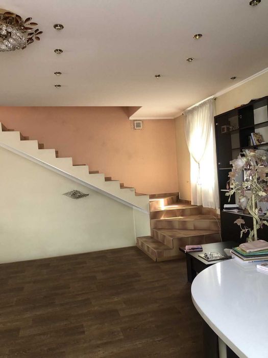 Продам 2-поверховий будинок 5 кімн. з капремонтом, вул. Ріхтера