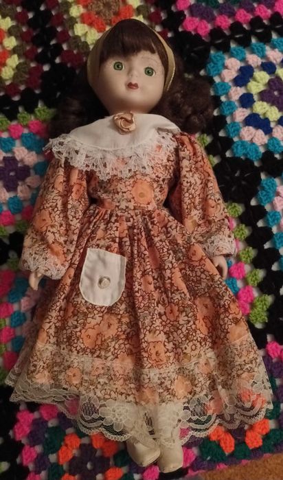Boneca de porcelana de cabelo castanho