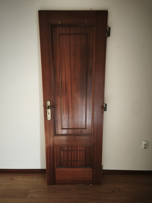 Porta de madeira 200x80 cm  bom estado com chave