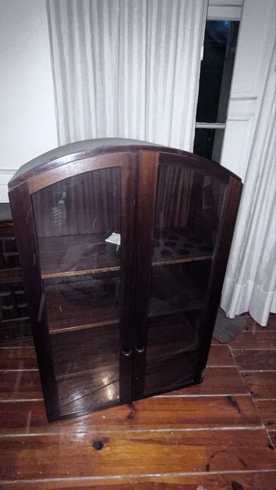 Cristaleira de madeira