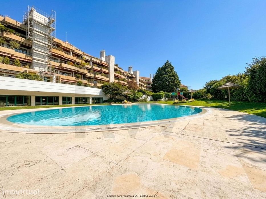 Apartamento T3 remodelado, com Varanda e 2 lugares de garagem no "Bela